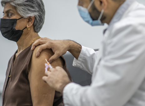 vrouw ontvangt vaccin corona