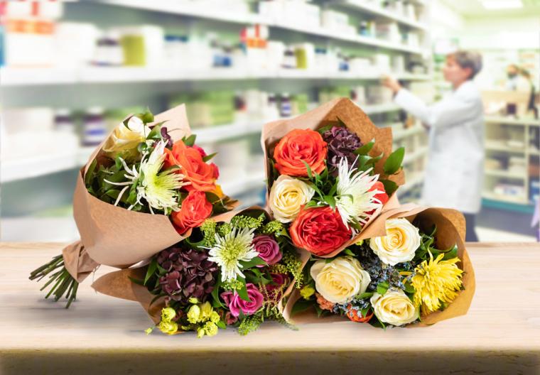 bloemen op een apotheekbalie